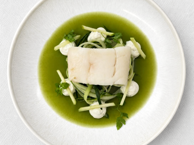 La Croix Blanche Dos de Cabillaud cuit nacré, servi froid, gelée de concombre, pomme et verveine, yaourt grec citronné