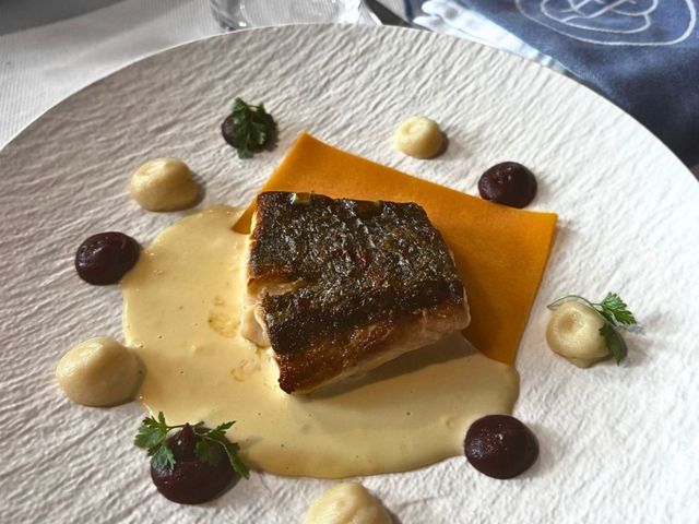 La Croix Blanche Filet de bar, butternut, purée de betterave et céleri, beurre blanc