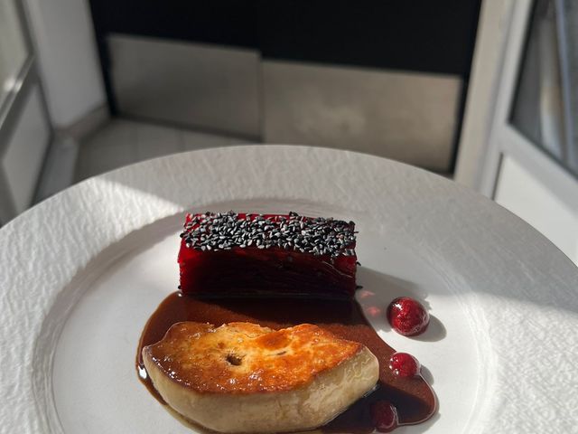 La Croix Blanche Foie gras poêlé, pressée de betterave, jus de crustacé