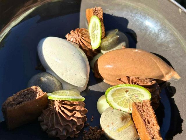 La Croix Blanche Mousse au chocolat 80%, crémeux de sésame noir, confit de citron et glace chocolat et sésame noir