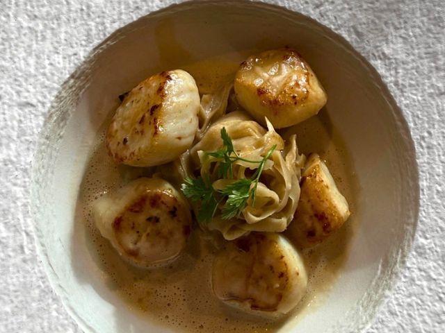 La Croix Blanche Noix de Saint-Jacques poêlées, tagliatelles de salsifis aux cèpes, sauce vin jaune